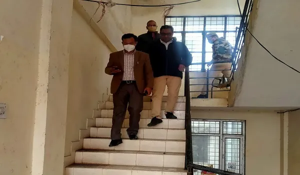मुरादाबाद : कलेक्टर सभागार में गंदगी देख सिटी मजिस्ट्रेट नाराज, दिए सफाई के निर्देश