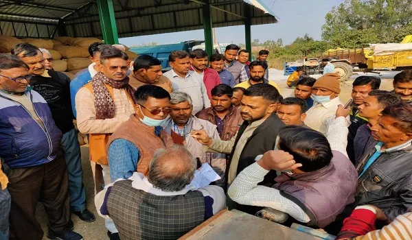 मुरादाबाद : तीन धान खरीद केंद्र बंद मिलने पर हंगामा, भाजपा कार्यकर्ताओं ने जताई नाराजगी