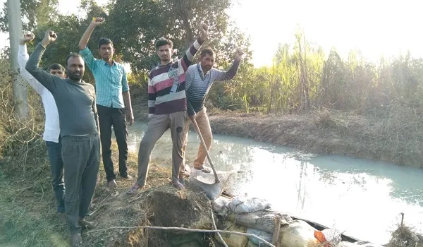 मुरादाबाद : नहर टूटने से खेतों में भरा पानी, गुस्साए किसानों ने सिंचाई विभाग के खिलाफ किया प्रदर्शन
