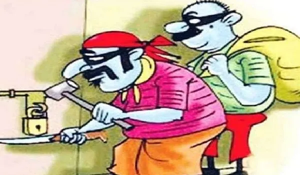 मुरादाबाद : पुलिस से शिकायत करने पर महिला को धमका रहा चोर