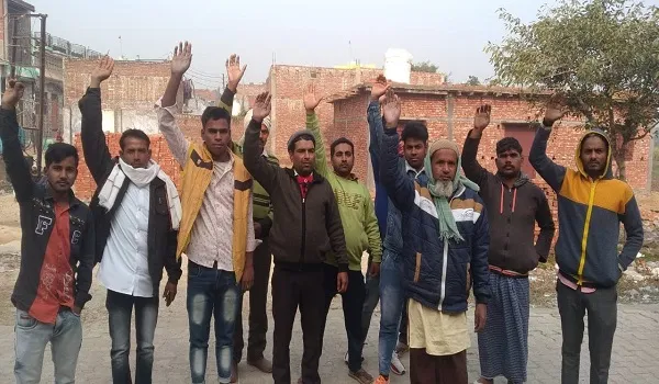 संभल : राशन के साथ नमक, तेल व चना तौलने पर भड़के उपभोक्ता, प्रदर्शन