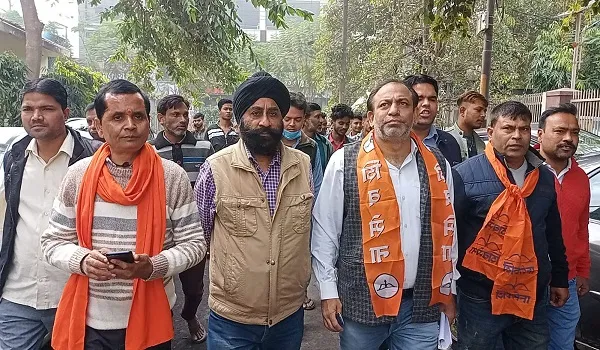 मुरादाबाद : बैंकों में लोन दिलाने के नाम पर बढ़ते भ्रष्टाचार के खिलाफ शिवसेना ने किया प्रदर्शन