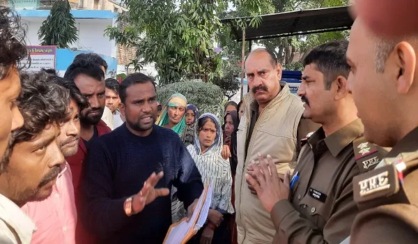 मुरादाबाद : पंचायत घर का निर्माण शुरू कराने पर भिड़े, चली गोली