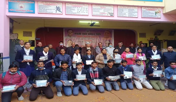 मुरादाबाद : 20 मेधावी छात्र-छात्राओं को मिले प्रोत्साहन राशि चेक और टेबलेट