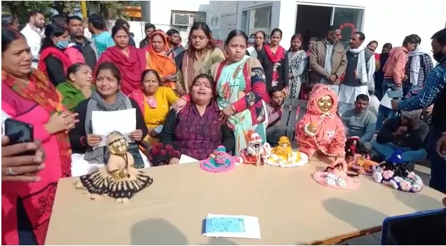 संभल : फायरिंग में किशोरों का नाम आने पर कोतवाली पहुंचे ‍व्यापारी, किया अनोखा प्रदर्शन