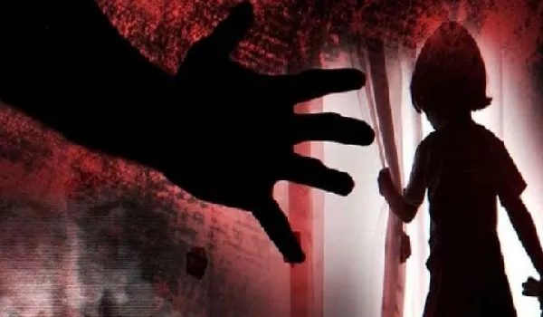 बिजनौर : नाबालिग बच्ची को सरेराह लेकर भागा आरोपी, ग्रामीणों ने बचाया