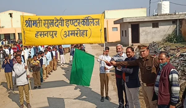 अमरोहा : स्कूली छात्रों ने रैली निकालकर किया यातायात नियमों के प्रति जागरूक