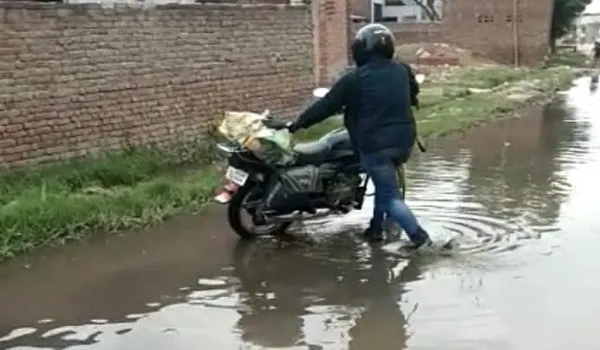 अमरोहा : लिंक मार्ग पर जलभराव होने से राहगीरों को हो रही परेशानी