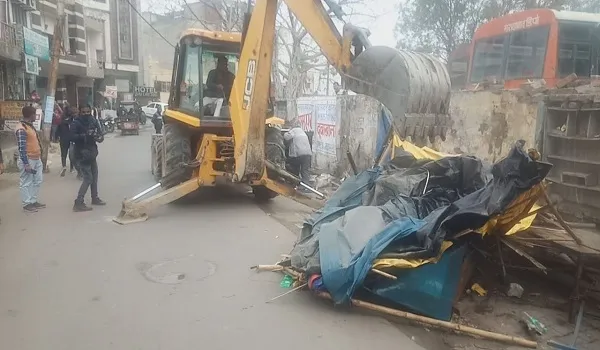 मुरादाबाद : रोडवेज परिसर के बाहर खोखों पर गरजी जेसीबी