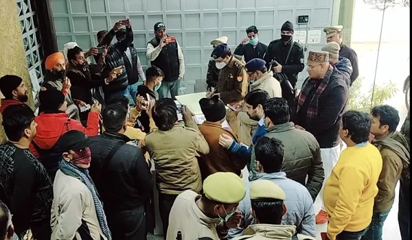 बिजनौर : होटल में ठहरे युवक की दोस्त ने की धारदार हथियार से हत्या