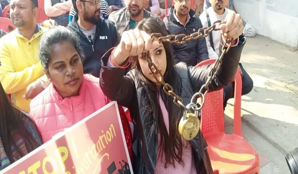 मुरादाबाद : बैंक कर्मचारियों ने किया प्रदर्शन, कामकाज ठप