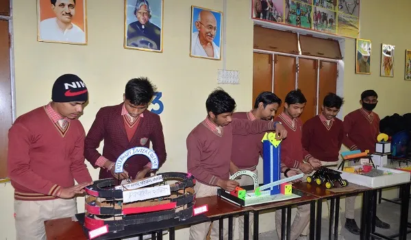 मुरादाबाद : विज्ञान प्रदर्शनी में सक्षम गौतम और ऋषि रुहेला अव्वल