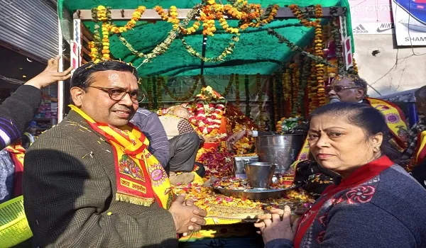 बिजनौर : माता महालक्ष्मी रथयात्रा की आरती कर नवाये शीश