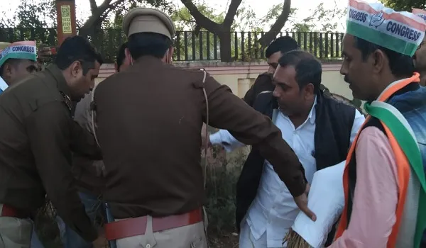अमरोहा : कांग्रेसियों ने किया सीएम के पुतला फूंकने का प्रयास