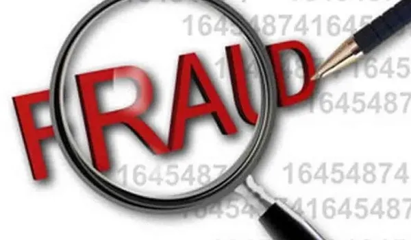 मुरादाबाद : ग्रामीणों ने शाखा प्रबंधक व कैशियर पर खाते से पैसे निकालने का लगाया आरोप, हंगामा