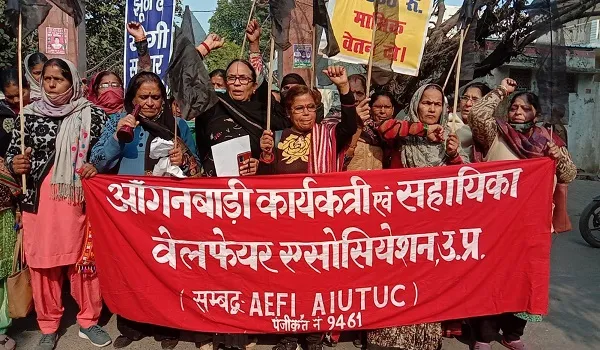 मुरादाबाद : पांच सूत्री मांगों को लेकर आंगनबाड़ी कार्यकर्ताओं ने किया प्रदर्शन, डीएम को सौंपा ज्ञापन