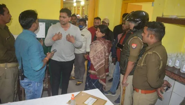 अयोध्या: बीमार बुजुर्ग की मौत, परिवारीजनों ने चिकित्सक को बनाया बंधक
