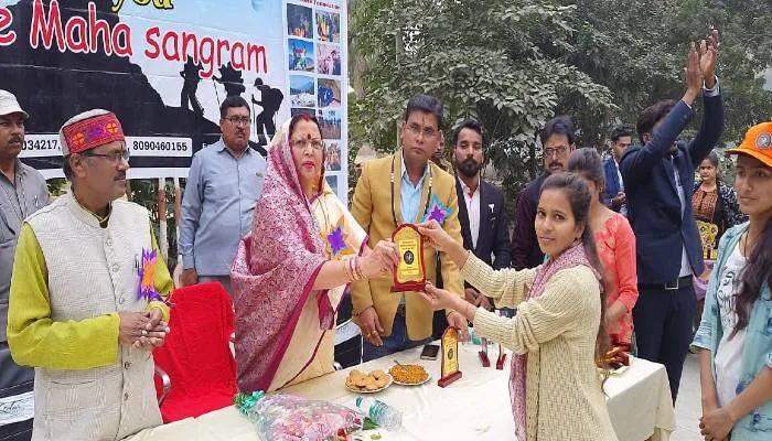 हरदोई: जिला पंचायत अध्यक्ष प्रेमावती ने बच्चों को किया पुरस्कृत