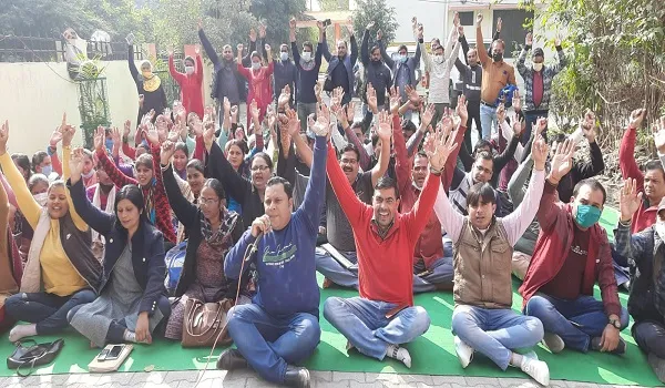 मुरादाबाद : मांगों को पूरा कराने के लिए जारी रहा कार्य बहिष्कार