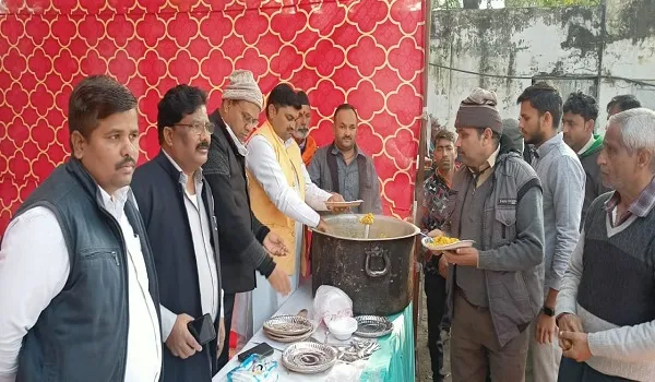 अमरोहा : भाजपा कार्यकर्ताओं ने श्रमिकों को बांटी खिचड़ी