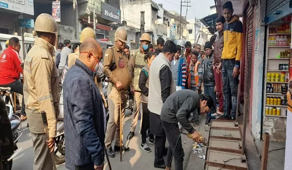 रामपुर : शाहबाद गेट के निकट गरजी जेसीबी, हटवाया अतिक्रमण