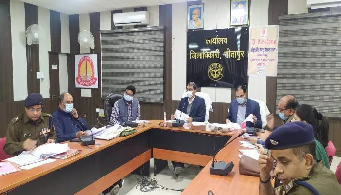 संवेदनशील पोलिंग बूथों का भ्रमण करते रहें एसडीएम व सीओ: डीएम