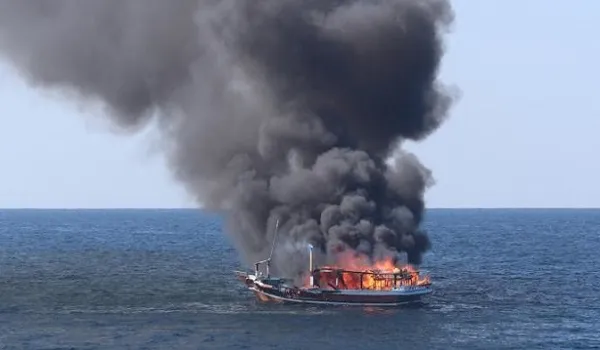 अमेरिकी नौसेना ने ओमान में जलते हुए जहाज से तस्करों को बचाया, 1.47 करोड़ अमेरिकी डॉलर मादक पदार्थ जब्त
