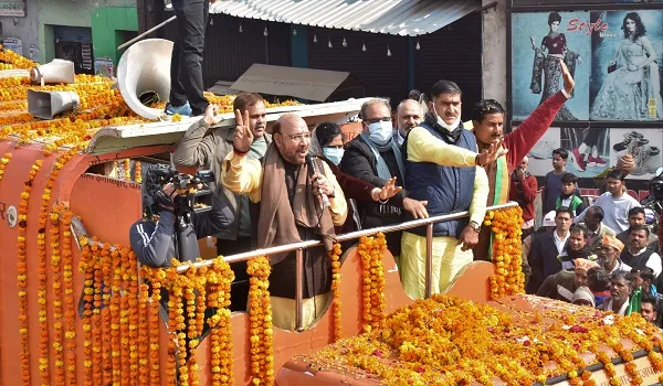 संभल : ढोल-नगाड़ों की थाम पर जमकर थिरके युवा, केसरिया रंग से रंगी सड़कें