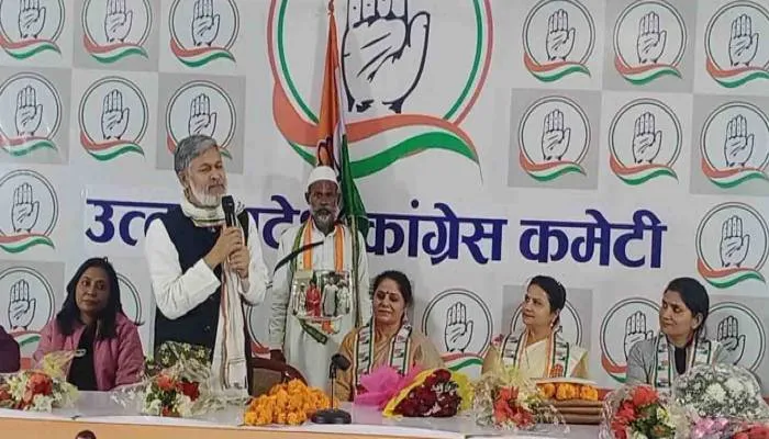 सपा की राष्ट्रीय सचिव कुसुम शर्मा सैकड़ों महिलाओं के साथ कांग्रेस में शामिल