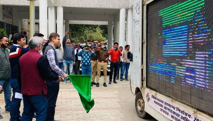 बाराबंकी: डीएम ने एलईडी प्रचार वाहन को हरी झंडी दिखाकर किया रवाना
