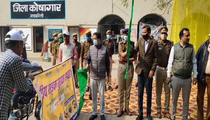 रायबरेलीः डीएम ने बाइक रैली को हरी झण्डी दिखाकर किया रवाना, कहा- यातायात नियमों का करें पालन