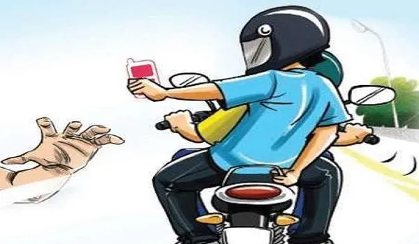 मुरादाबाद : घर के बाहर खड़ी युवती से मोबाइल छीना