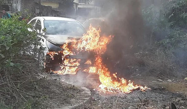 मुरादाबाद : जलते कूड़े के ढेर पर खड़ी कार में लगी भीषण आग, टला बड़ा हादसा
