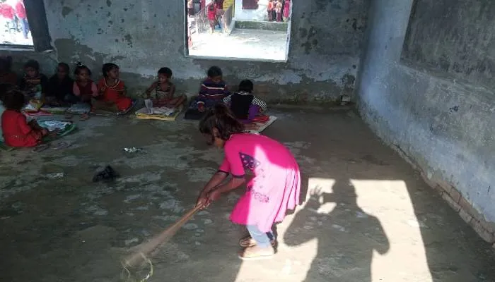 सीतापुर: आंगनबाड़ी केंद्र से शिक्षिकाएं नदारद, बच्ची लगाती मिली झाड़ू, जिम्मेदार बने लापरवाह