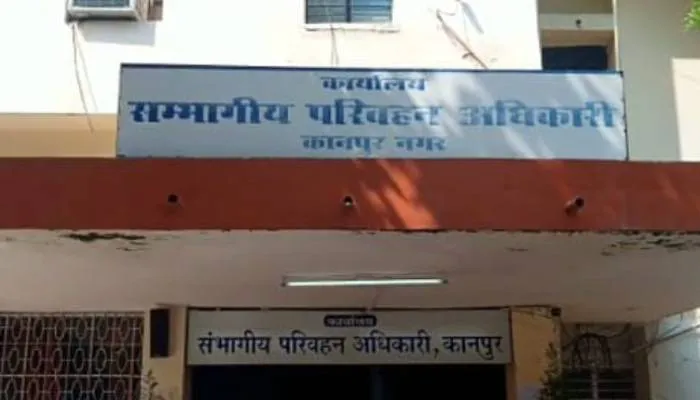 कानपुर: र्स्माट कार्ड चिप के कर्मचारी WhatsApp पर कर रहे फोटो स्क्रूटनी, आम आदमी हो रहे परेशान