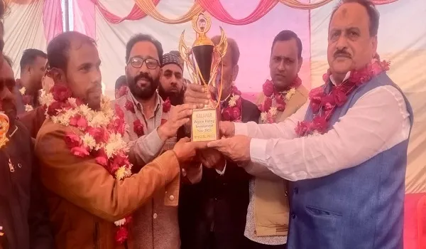 रामपुर : पीजिंग फ्लाइंग टूर्नामेंट में आशु खान के कबूतरों ने जीती स्पेशल चैंपियनशिप