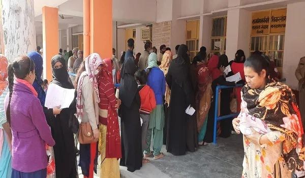मुरादाबाद : जिला अस्पताल में मरीजों की भीड़, बुखार, खांसी, सर्दी जुकाम के पीड़ित अधिक