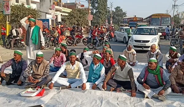 अमरोहा : पंचायत में अधिकारियों के न पहुंचने से गुस्साए किसानों सड़क पर लगाया जाम