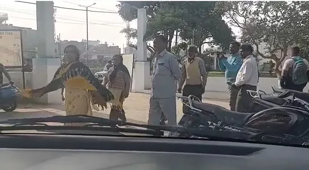 मुरादाबाद : शराबी पति द्वारा मारपीट की शिकायत करने आई महिला ने किया थाने में हंगामा