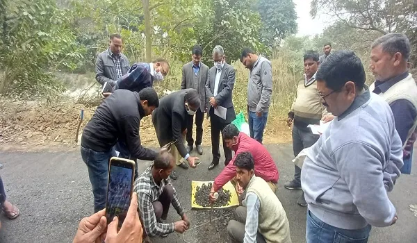 बिजनौर : नारियल फोड़ने से टूटी सड़क की टीम ने तीसरी बार लिए सैंपल