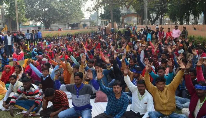 अयोध्या: सफाई कर्मियों ने कार्य बहिष्कार कर दिया धरना, जानें वजह