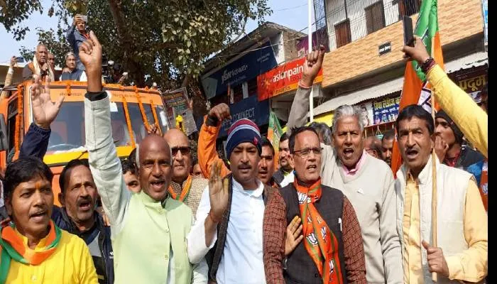 अयोध्या: गोसाईगंज पहुंची जन विश्वास यात्रा में दिखा खब्बू का शक्ति प्रदर्शन, समर्थकों ने लगाए जिंदाबाद के नारे