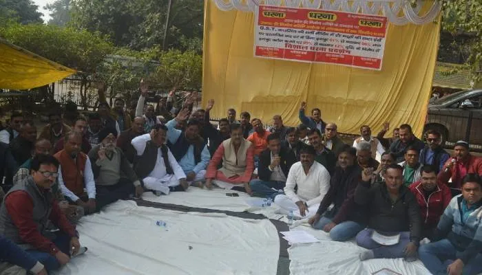 अयोध्या: ईंटों पर कर की दर बढ़ाने से नाराज निर्माता समिति ने दिया धरना
