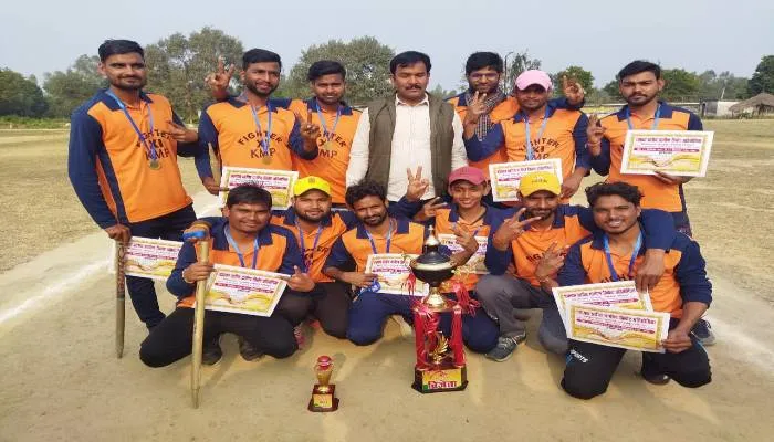 सीतापुर: क्रिकेट टूर्नामेंट में आर्यन क्लब को हरा कर फाइटर क्लब बना विजेता