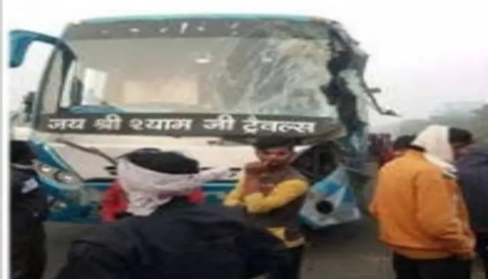 बाराबंकी: खड़े ट्रक से टकराई डबल डेकर बस, यात्रियों ने हाईवे पर किया हंगामा