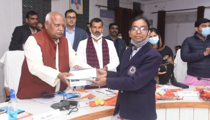 अयोध्या: मेधावियों को टैबलेट और नगद धनराशि देकर किया सम्मानित