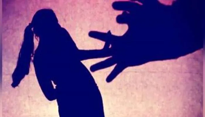सीतापुर: घर में घुस कर किशोरी संग की छेड़खानी, विरोध में दबंग ने भाई-बहन को पीटा