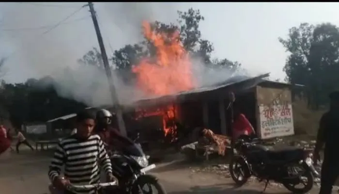 अयोध्या: चार दुकानों में लगी आग, लाखों का सामान राख
