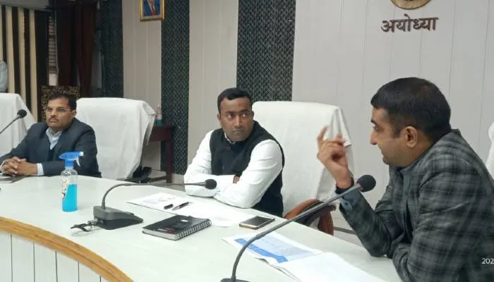 निगम क्षेत्र की खराब स्ट्रीट लाइटों को तत्काल सही करें : डीएम
