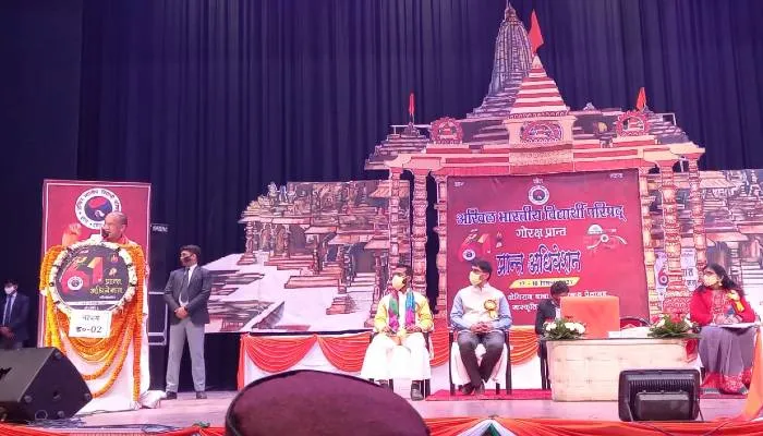 जनता के बीच शासकीय योजनाओं की खूबियां बताएं कार्यकर्ता : सीएम योगी